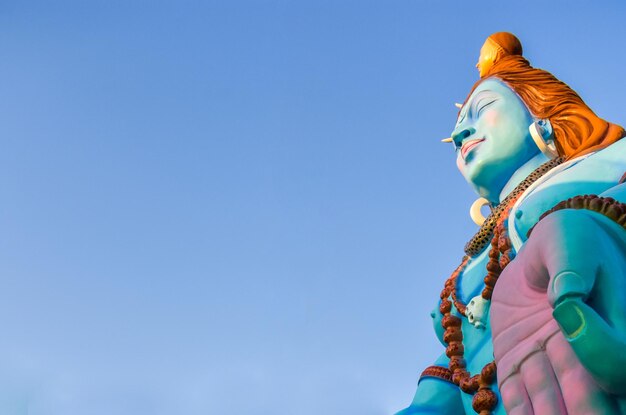 Statua lorda sziwy w głębokiej medytacji rzeźba lorda sziwy hinduski bóg shankar widok z bliska