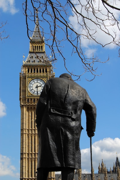 Bezpłatne zdjęcie statua winston churchill i big ben w londynie