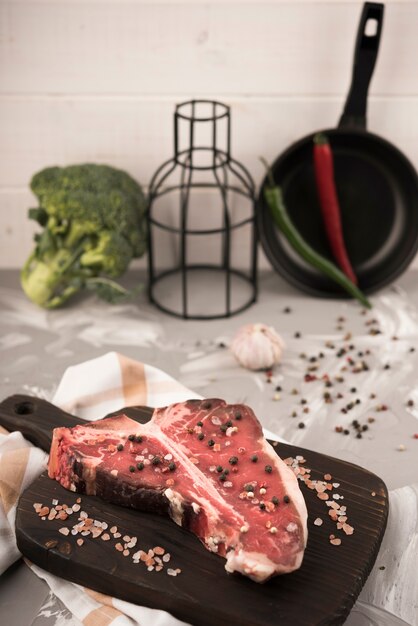 Stek T-bone pod wysokim kątem i składniki w kuchni