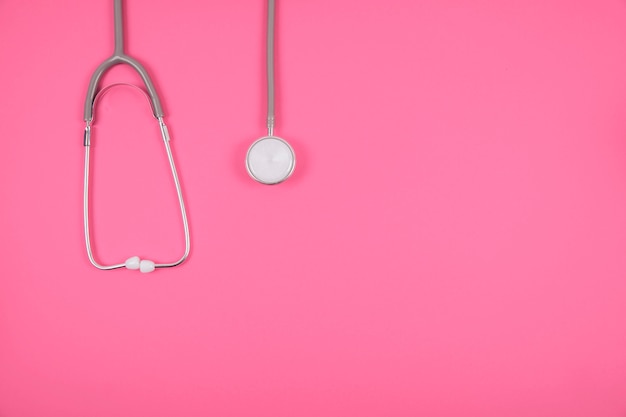Bezpłatne zdjęcie stetoskop na różowym tle