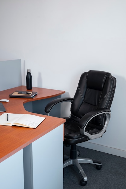 Bezpłatne zdjęcie still life krzesła biurowego w pomieszczeniach