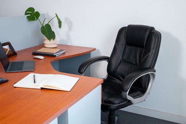 Bezpłatne zdjęcie still life krzesła biurowego w pomieszczeniach