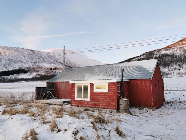 Stodoła we wsi na południu wyspy Kvaloya, Tromso, Norwegia zimą