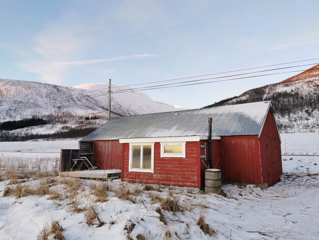 Stodoła we wsi na południu wyspy Kvaloya, Tromso, Norwegia zimą