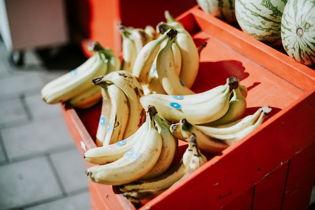 Bezpłatne zdjęcie stoisko wiązek bananów na sprzedaż