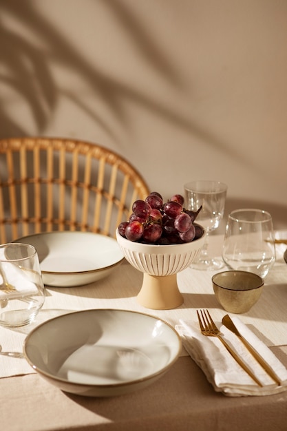 Bezpłatne zdjęcie stół jadalny pod dużym kątem z winogronami