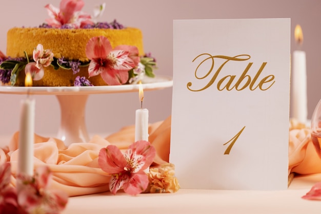 Stół weselny z pysznym ciastem i kartką