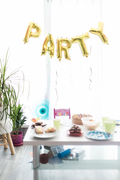 Bezpłatne zdjęcie stół z smakołykami podczas przyjęcia urodzinowego