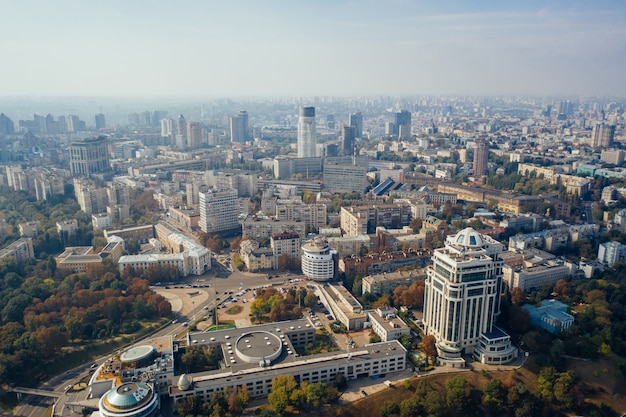 Bezpłatne zdjęcie stolica kijowa na ukrainie. widok z lotu ptaka.