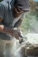 Bezpłatne zdjęcie stonecutter w pracy na świeżym powietrzu