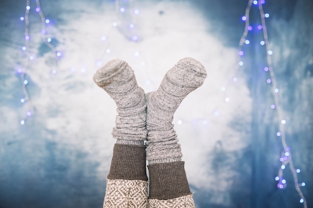 Bezpłatne zdjęcie stopy z zimowymi skarpetkami