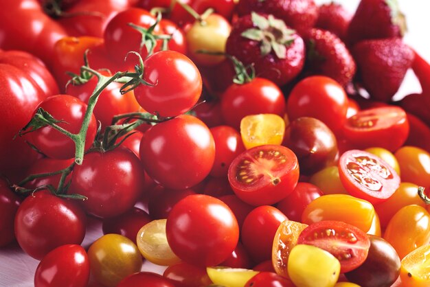 Stos dojrzałych czerwonych pomidorów
