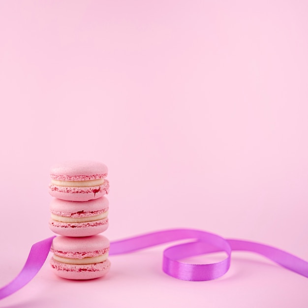 Stos macarons ze wstążki i miejsca kopiowania