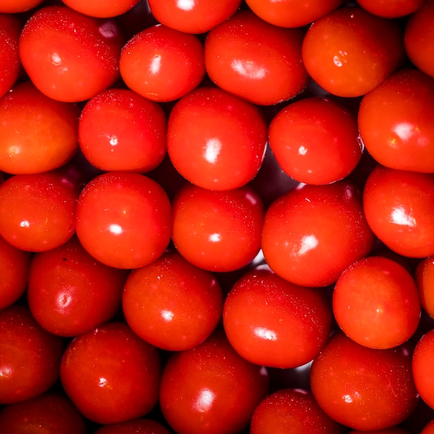Stos świeżych błyszczących pomidorów