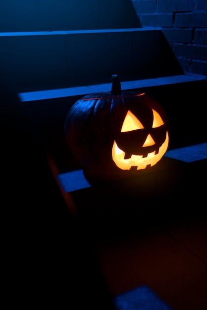 Bezpłatne zdjęcie straszna dynia halloween na schodach