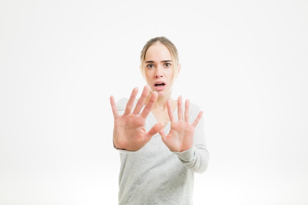 Bezpłatne zdjęcie straszna kobieta pokazuje palmy ręki