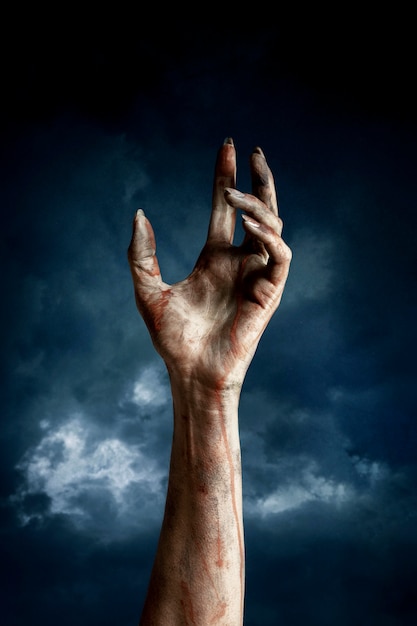 Straszna żeńska ręka zombie w nocy