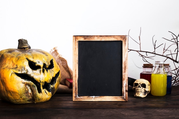 Bezpłatne zdjęcie straszne halloweenowe dekoracje na stole