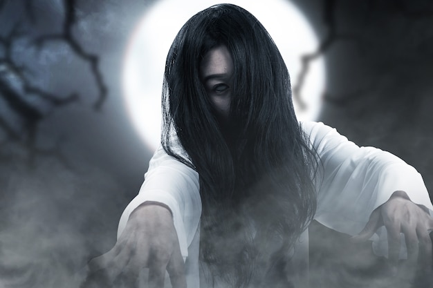 Straszny duch kobiety stojącej z tłem sceny nocnej. koncepcja halloween