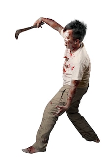 Straszny zombie z krwią i raną na ciele trzymający sierp stojący na białym tle na białym tle