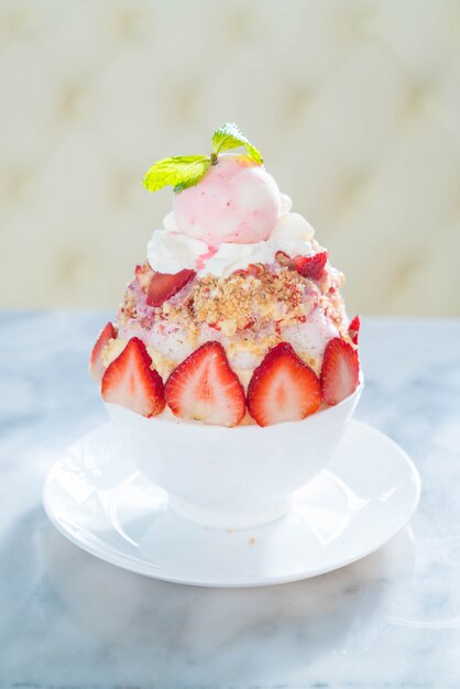 Strawberry crumble bingsu