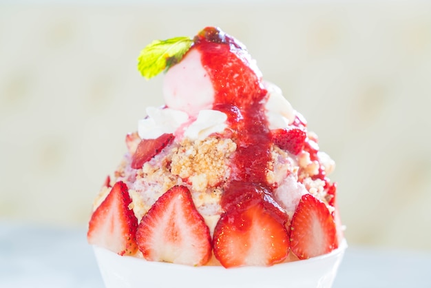 Bezpłatne zdjęcie strawberry crumble bingsu