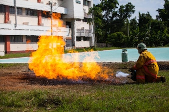 Strażak z ogniem i kombinezonem do ochrony strażaka do szkolenia strażaków