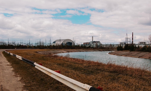 Strefa alienacji w Czarnobylu Widok na rzekę w tle elektrowni atomowej w Czarnobylu