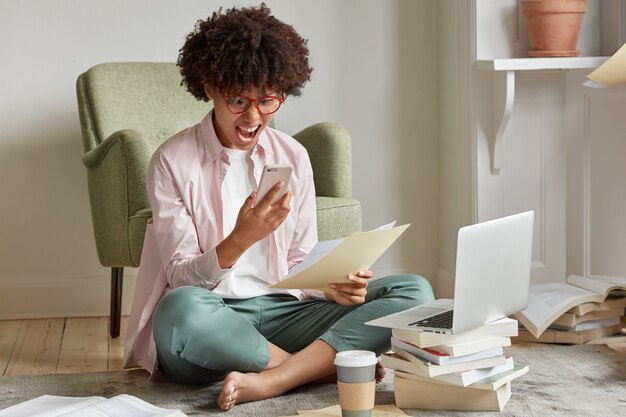 Stresujący freelancer ma rozmowę telefoniczną