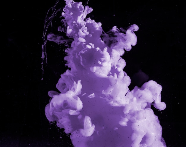 Bezpłatne zdjęcie streszczenie ciężka purpurowa mgła w ciemnym płynie