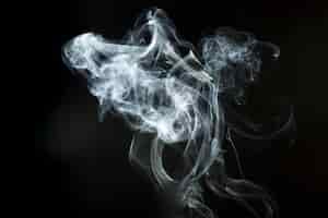 Bezpłatne zdjęcie streszczenie dymu sylwetka