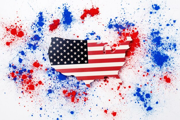 Streszczenie eksplozji proszku w kolorze czerwonym i niebieskim holi z mapą USA dla upamiętnienia dnia niepodległości