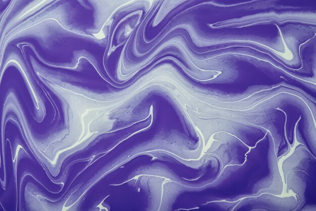 Streszczenie płynne tło ciemne fioletowe i białe kolory. płynny marmur. obraz akrylowy z fioletowym gradientem.