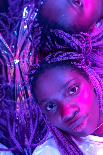 Streszczenie portret afrykańskiej kobiety w stylu vaporwave