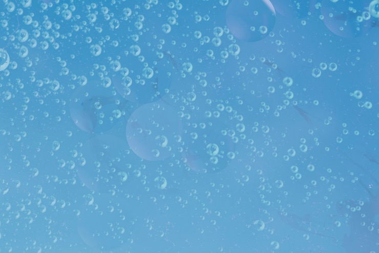 Bezpłatny plik Zdjęcie streszczenie raindrops na tle wody