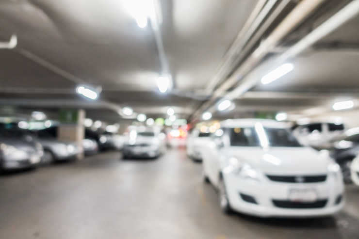 Bezpłatny plik Zdjęcie streszczenie rozmycie parkingu samochodu