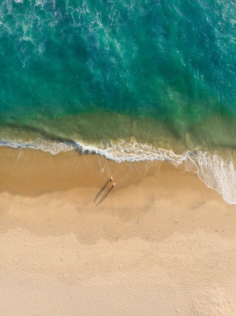 Strzał widok z góry ludzi chodzących na plaży Varkala