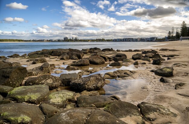 Strzał z poziomu oczu kamieni na plaży pod błękitnym niebem