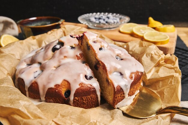 Strzał zbliżenie Cherry Cake ze śmietaną i składnikami po stronie na czarno