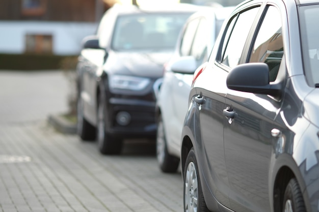 Strzał zbliżenie czarny samochód na parkingu z niewyraźne tło