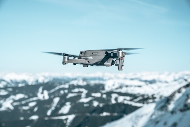 Strzał zbliżenie drone nad pięknym górskim krajobrazem pokrytym śniegiem