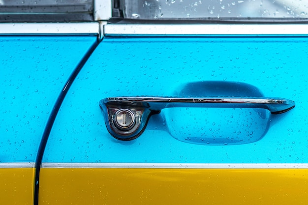 Bezpłatne zdjęcie strzał zbliżenie klamki drzwi samochodu niebieski i żółty