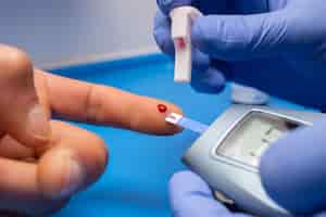 Bezpłatne zdjęcie strzał zbliżenie lekarza w gumowych rękawiczkach biorącego badanie krwi od pacjenta