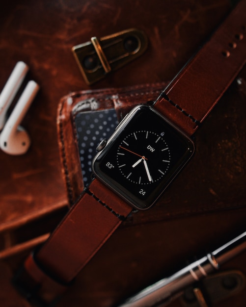 Strzał zbliżenie nowoczesnego chłodnego czarnego cyfrowego zegarka z brązowym skórzanym paskiem