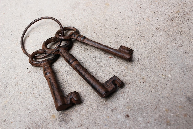Bezpłatne zdjęcie strzał zbliżenie ofa vintage stare klucze na ziemi