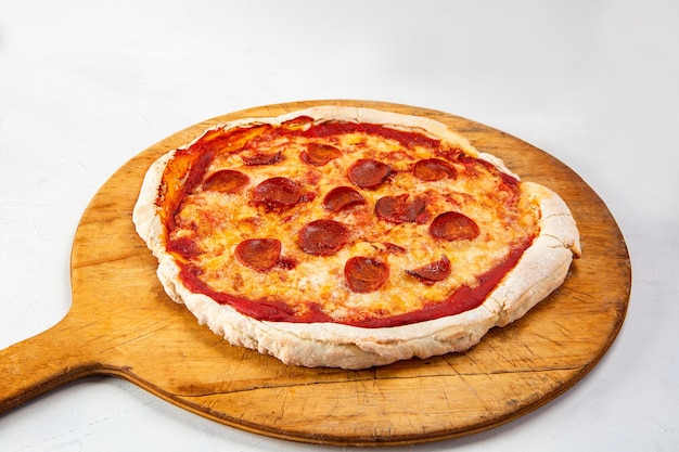 Strzał Zbliżenie Pizzy Pepperoni Na Białym Tle