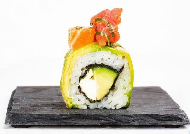 Bezpłatne zdjęcie strzał zbliżenie pyszne sushi roll na białym tle