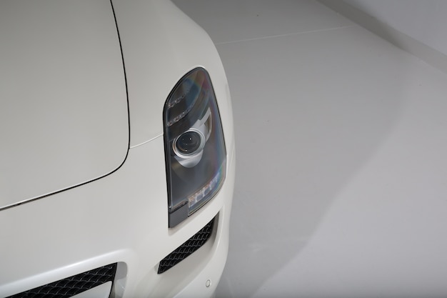 Bezpłatne zdjęcie strzał zbliżenie reflektorów nowoczesnego białego samochodu