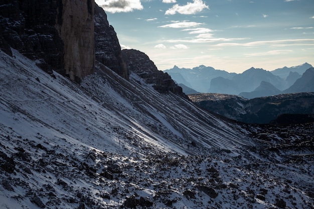 Strzał zbliżenie śnieżny obszar Tre Cime di Lavaredo, Dolomity, Belluno, Włochy