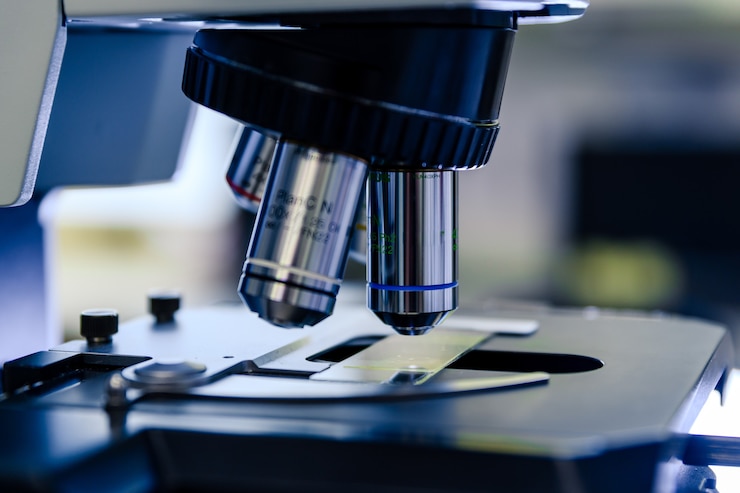 Bezpłatny plik Zdjęcie strzał zbliżenie soczewki mikroskopu laboratoryjnego do prowadzenia badań nad koronawirusem